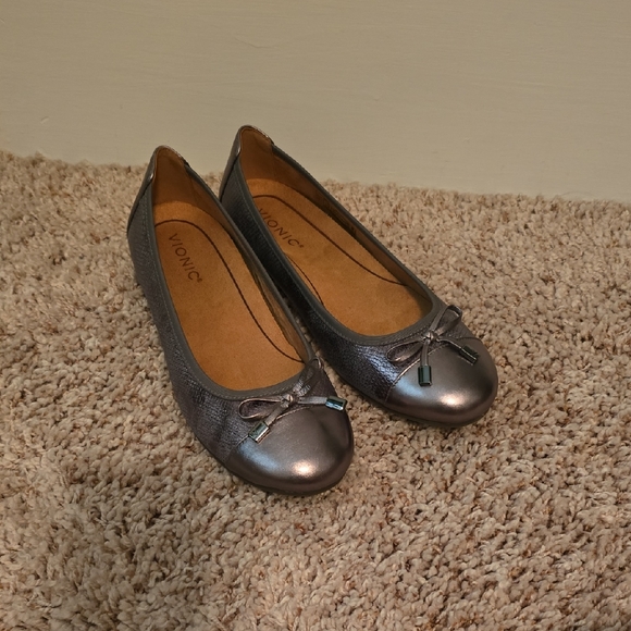 Vionic Shoes - Vionic Silver Flats Comfortable Slip-On Ballet Flats Size 8.5 New In Box